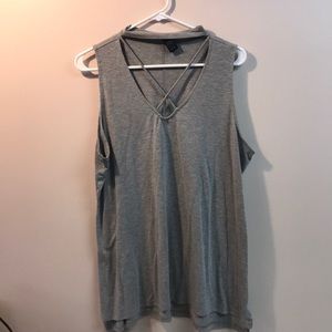 Sleeveless shirt.